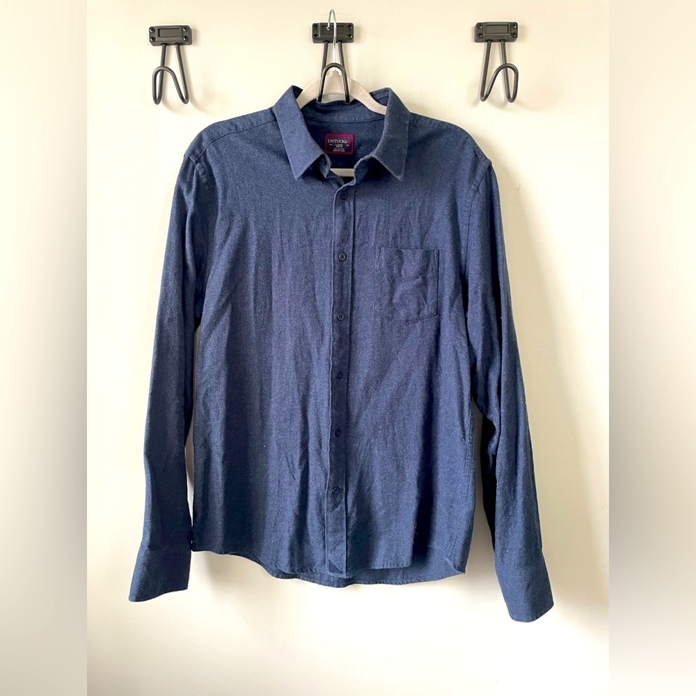 UNTUCKit, men’s large, dark blue soft flannel like cotton button down shirt EUC